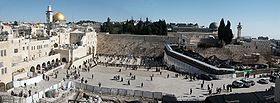 Panorama du Mur occidental surmonté du dôme du Rocher et de la mosquée al-Aqsa